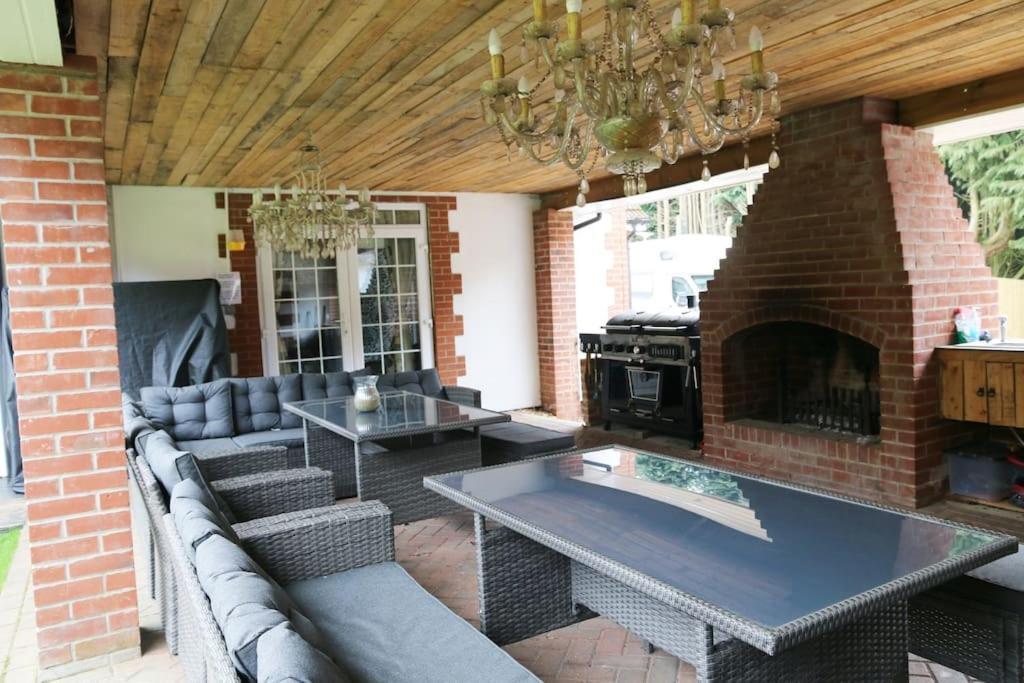Hen & Stag Retreat Weekend Stay Sleeps 10 To 30 Thetford Buitenkant foto