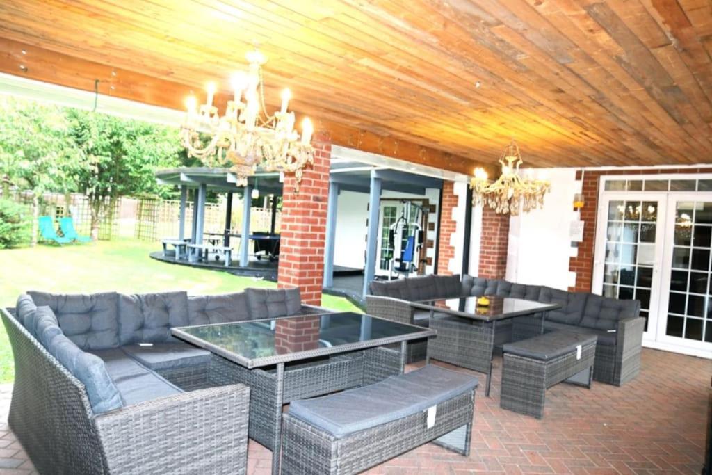 Hen & Stag Retreat Weekend Stay Sleeps 10 To 30 Thetford Buitenkant foto