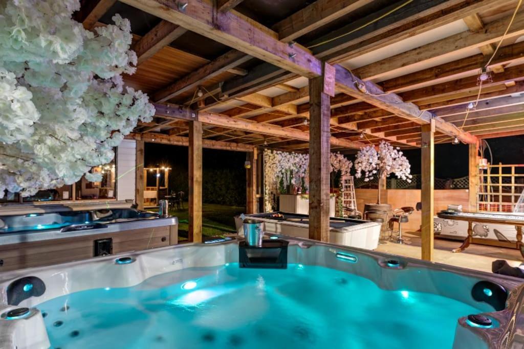 Hen & Stag Retreat Weekend Stay Sleeps 10 To 30 Thetford Buitenkant foto
