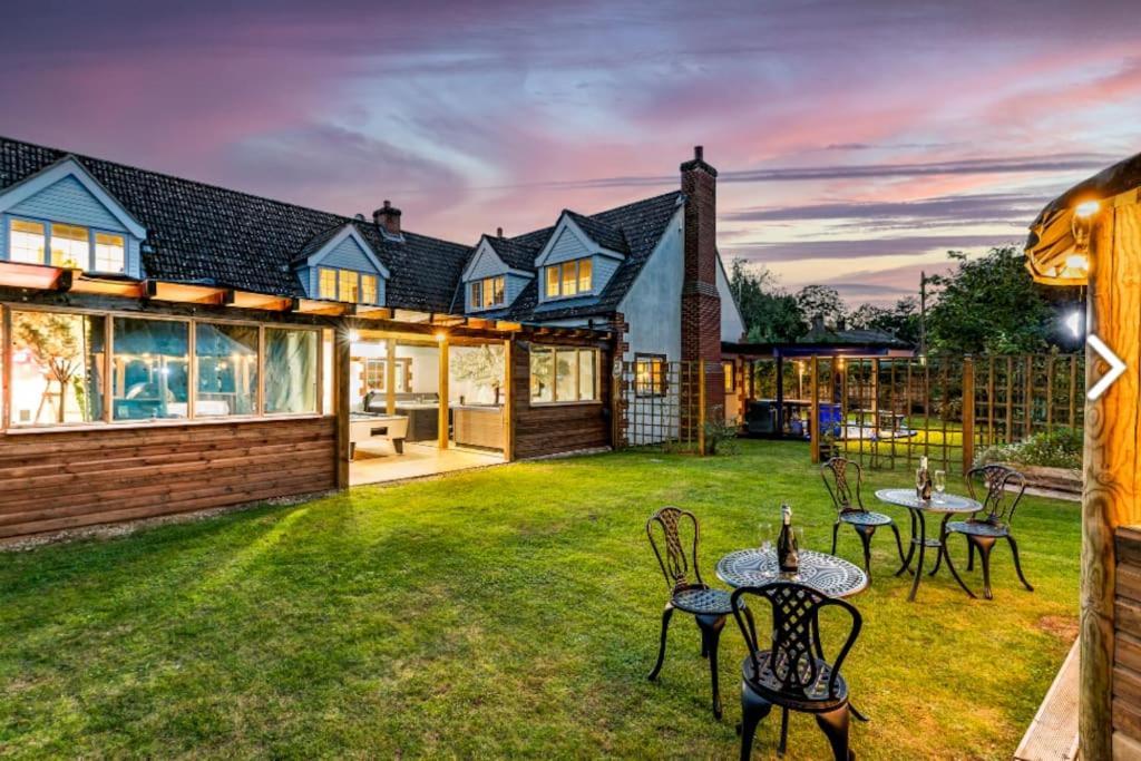 Hen & Stag Retreat Weekend Stay Sleeps 10 To 30 Thetford Buitenkant foto